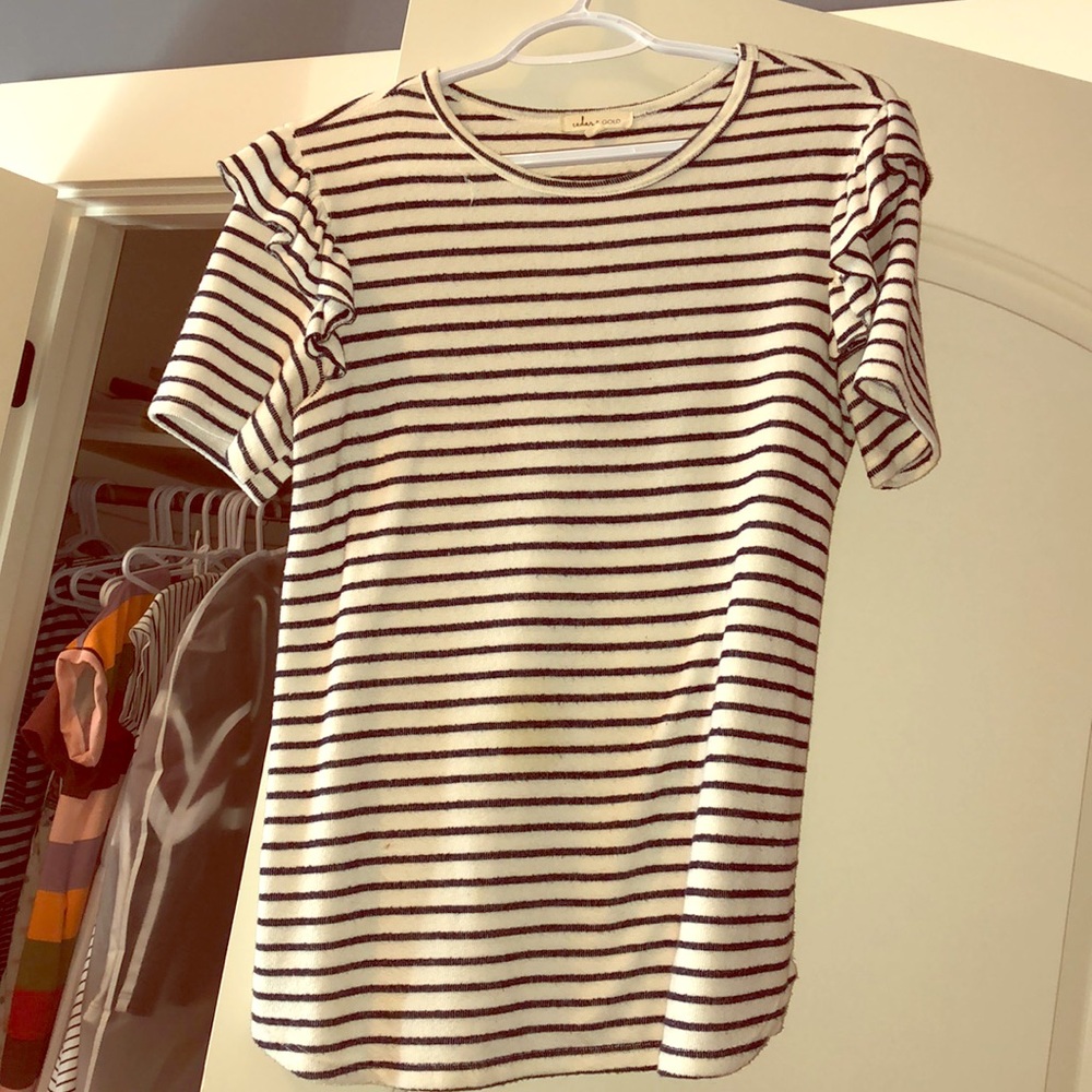 Darling top with ruffled sleeves!